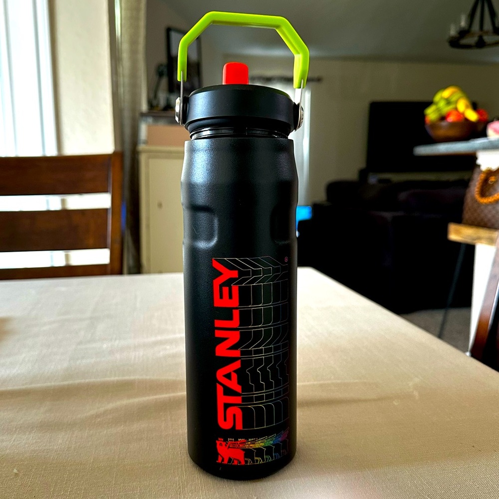 Stanley 24 Oz Insulated Water Bottle- LIKE NEW!